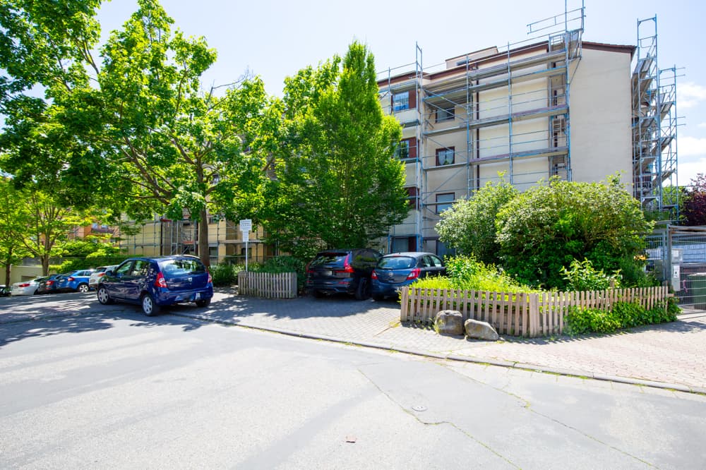 Hausansicht — Bezugsfreie 4-Zimmer-Wohnung mit Balkon, Einbauküche und Tiefgaragenplatz