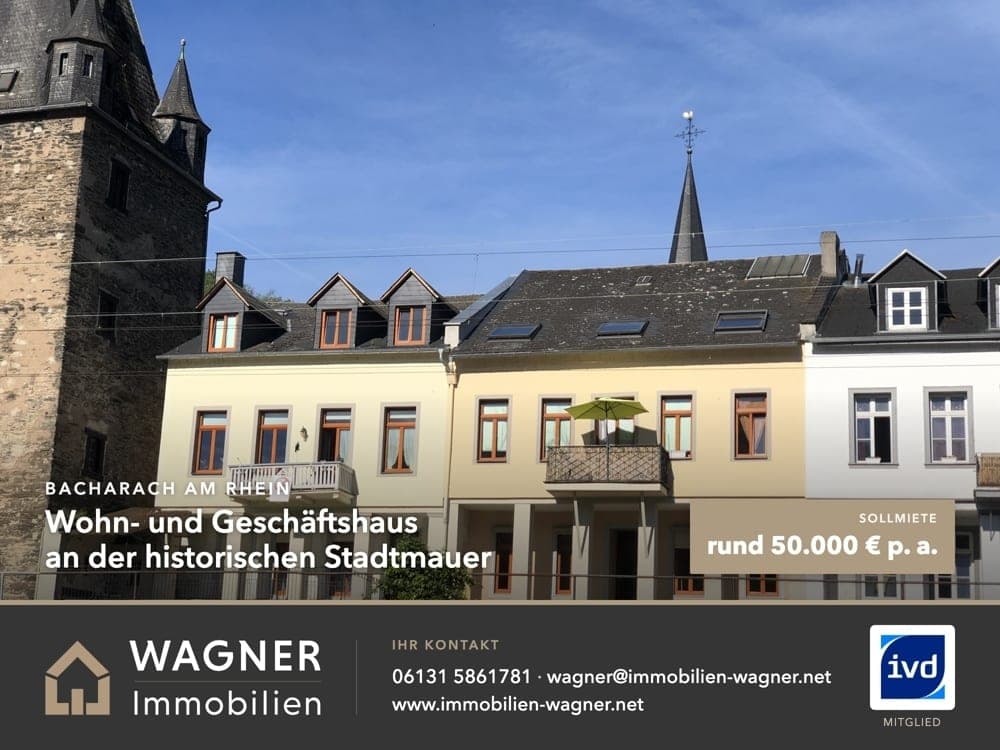 Rheinseite mit Marktturm und Stadtmauer — Wohn- und Geschäftshaus an der Stadtmauer in Bacharach, Sollmiete rund 50.000 € im Jahr