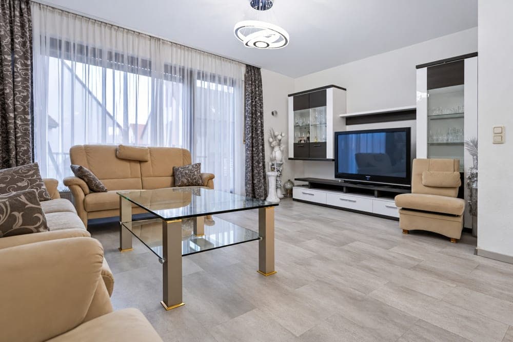 Wohnbereich mit Fensterfront zum Balkon — Reihenhaus mit Garage und Balkon auf vier Ebenen, fünf Gehminuten zur S-Bahn